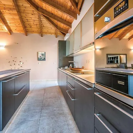 Sleeps 5 Air Con Wifi Villa Gaitani
