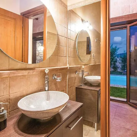 Sleeps 5 Air Con Wifi