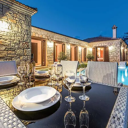 Sleeps 5 Air Con Wifi Villa *
