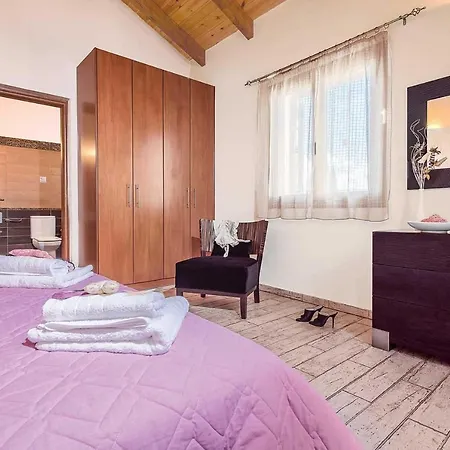 Sleeps 5 Air Con Wifi * Gaitani